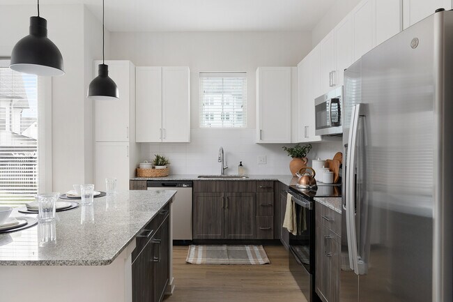 Experimente la vida moderna en esta cocina elegantemente diseñada, perfecta para los entusiastas de la cocina. - Livano Springdale