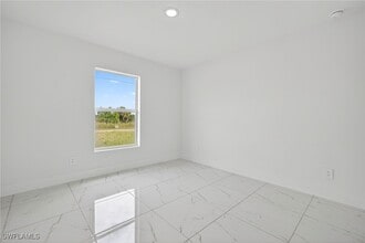 Building Photo - 1108 Eauclaire St E