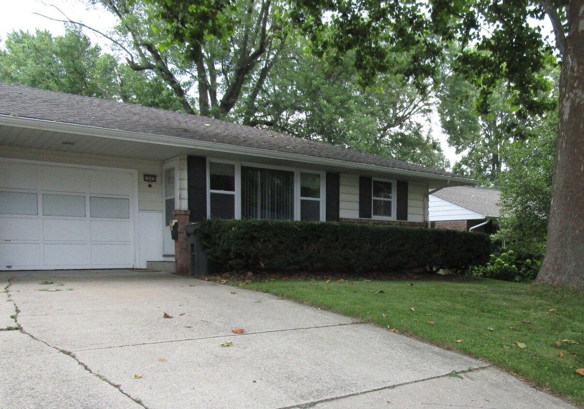 Primary Photo - 1003 E McHenry St