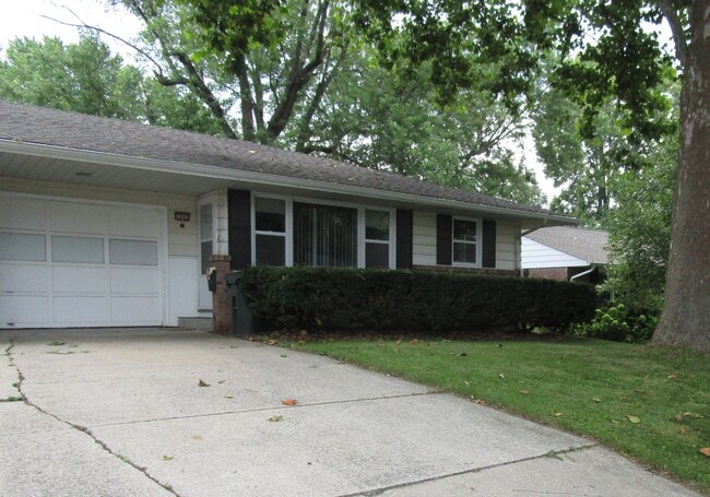 Building Photo - 1003 E McHenry St
