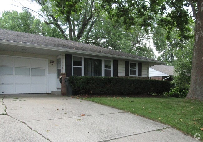 Building Photo - 1003 E McHenry St