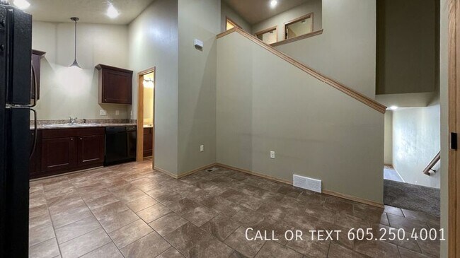 Building Photo - 2 Bedroom 1.5 Bathroom Townhome w/ a Singl...