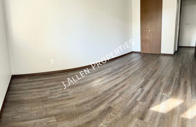 Building Photo - Rarely Available 1 bed, 1 bath
