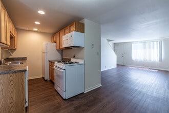 Building Photo - Shadeland Terrace Townhomes w/Full Basements