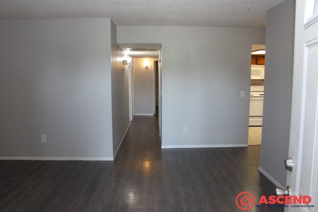 Foto del edificio - Cozy 3BD/2BA Home in Bakersfield's 93313 — Fireplace, Backyard!