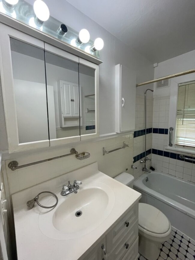 Foto del edificio - Beautiful 2 Bedroom 1 Bathroom Single fami...