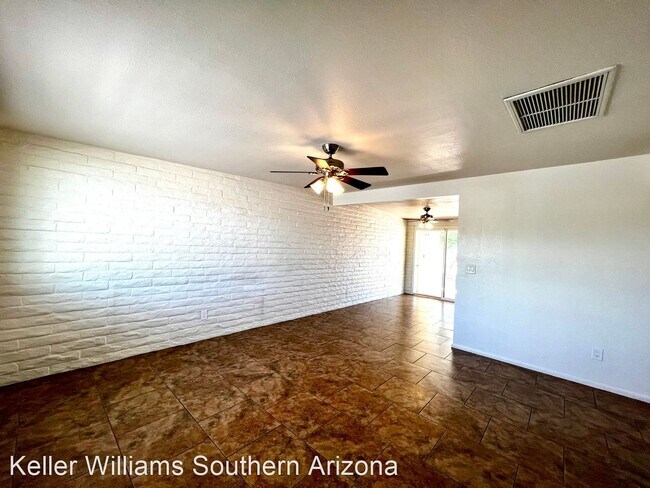 Foto del edificio - 3 br, 2 bath House - 8024 E Victoria Drive