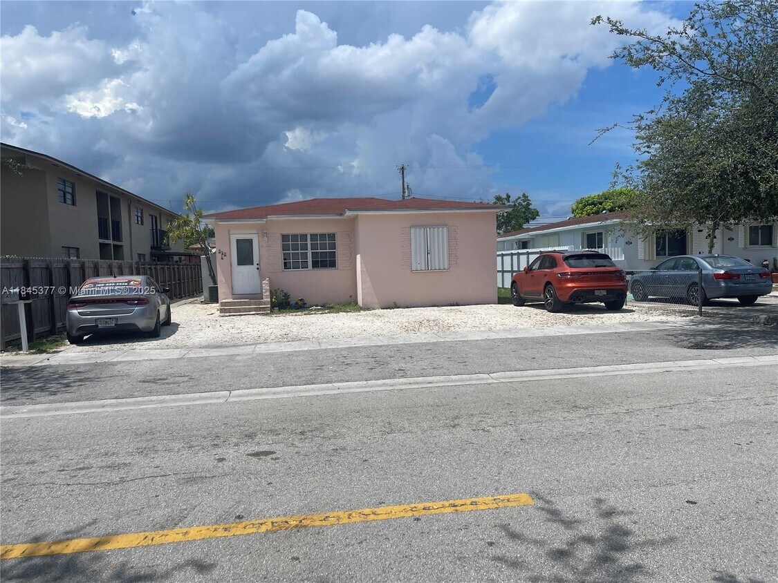 Foto principal - 317 E 8th St