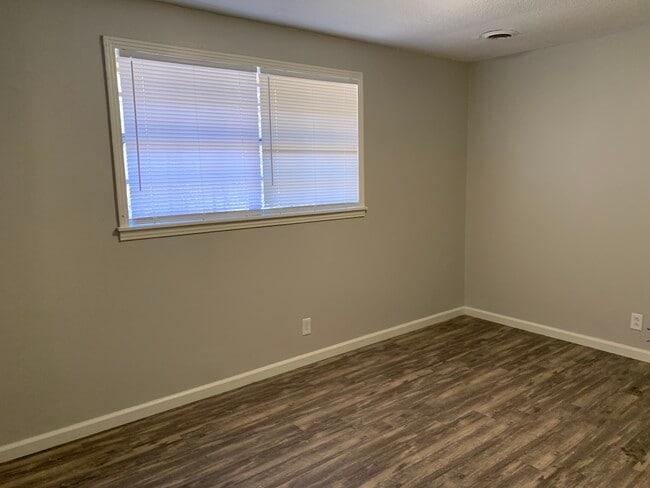 Foto del edificio - 78 Currie Ave