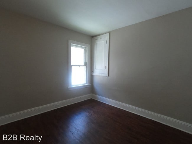 Building Photo - 2 br, 1 bath Apartment - 3102 W 111th St