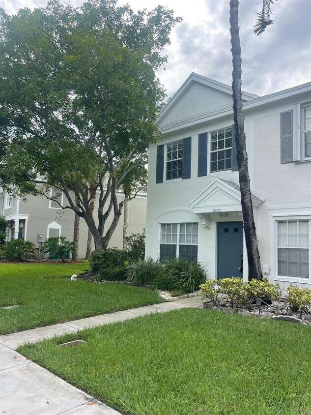 Foto principal - 8021 Sanibel Dr