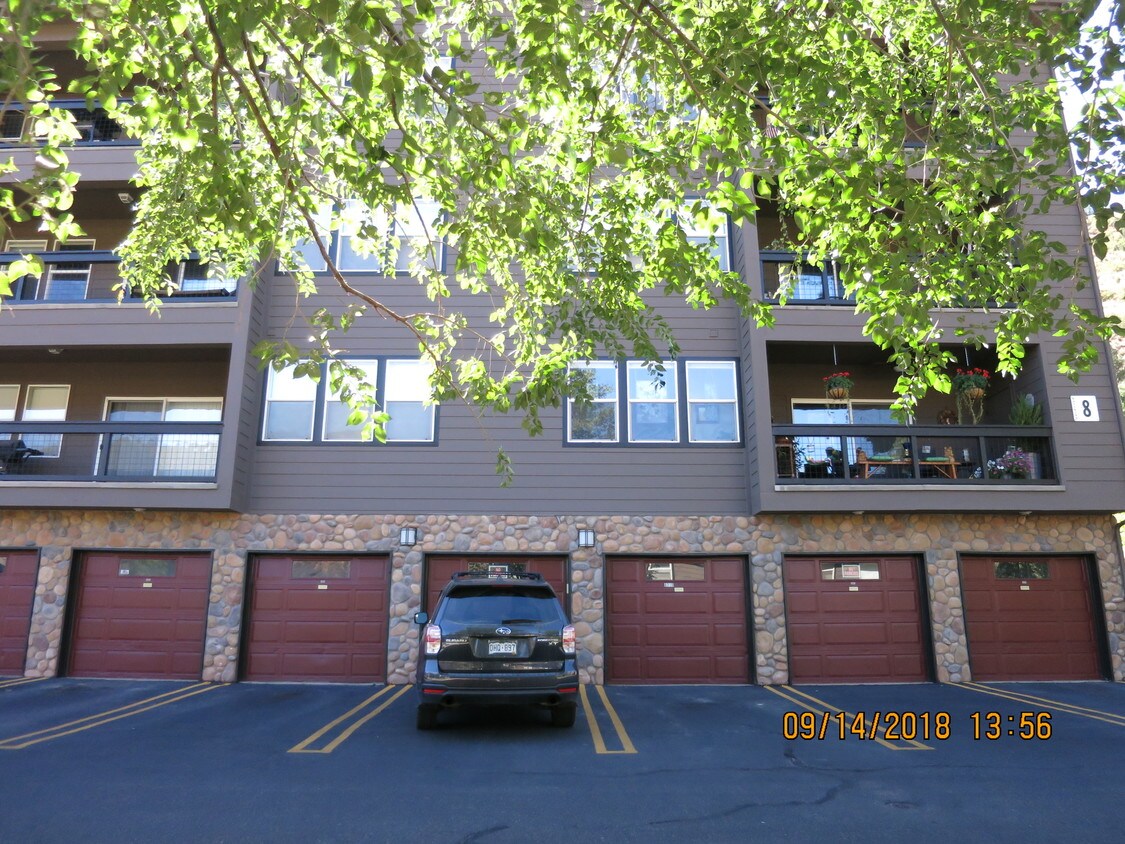Parking garage - 2701 Midland Ave