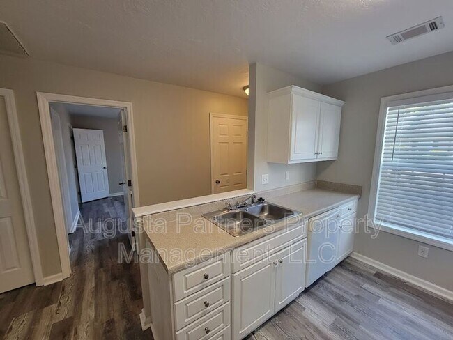 Building Photo - 1245 Longpoint Dr