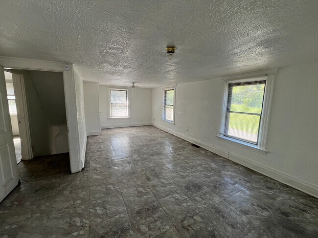 Building Photo - Spacious 4-Bed Cincinnati Home with Huge Yard, Attic & Basement | Newly Renovated