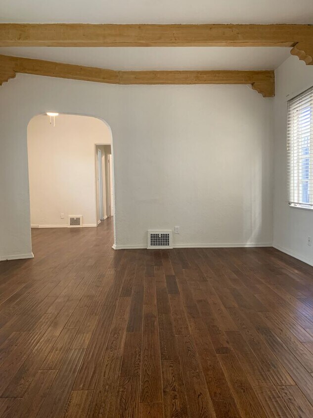 Foto principal - 2065 N Vermont Ave