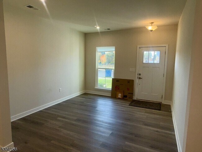 Building Photo - 8 Owen Ct