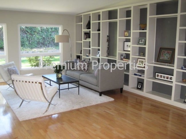 Building Photo - 3131 Roundhill Rd