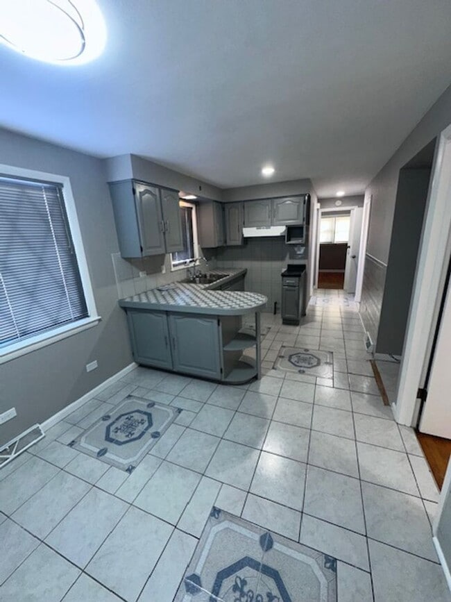 Building Photo - Gage Park 3 bedroom house for Rent