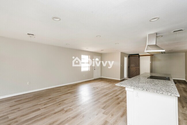 Foto del edificio - 615 W Hillcrest St