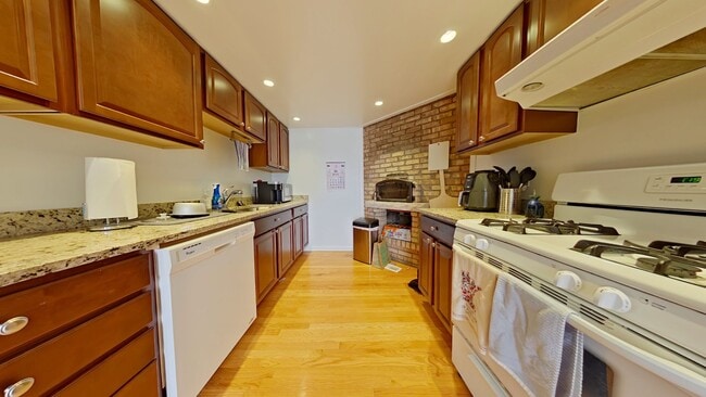Photo - 719 W Buckingham Pl Apartment