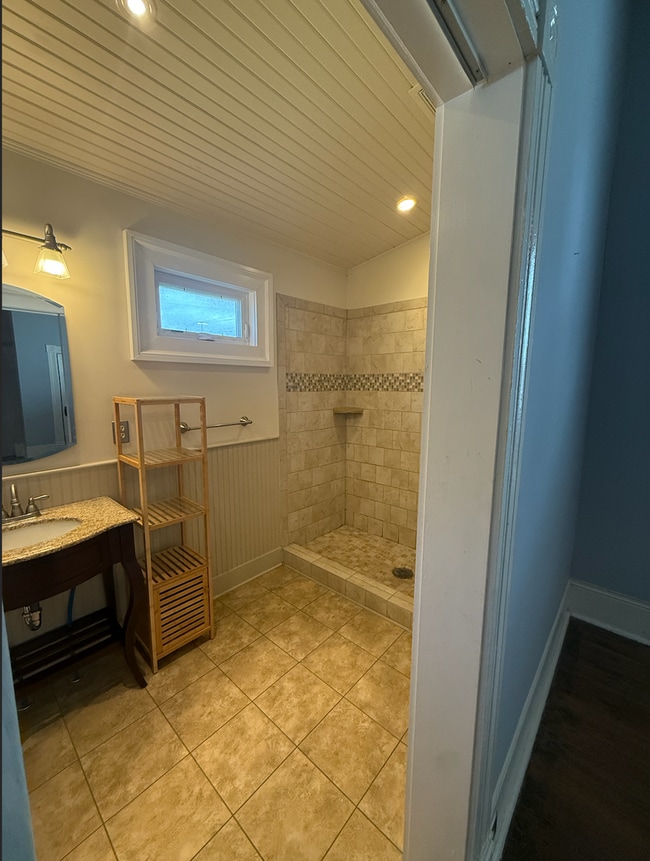 Building Photo - 2 bed/ 2 bath downtown home!