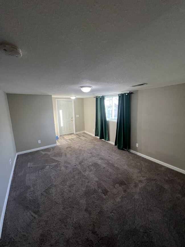 Building Photo - Cozy 2-Bedroom Home in Des Moines – Move-I...