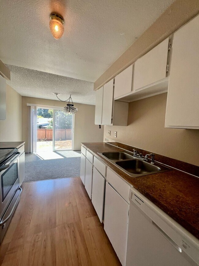 Foto del edificio - 9236 White Fir Dr NE