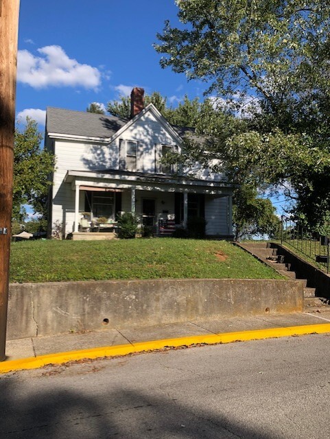 Primary Photo - 341 N Maple St