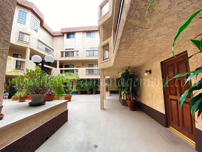 Building Photo - Professionally designed condo! Large kitch...