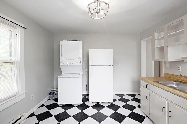 Foto del edificio - Charming Pet-Friendly Belmont Apartment