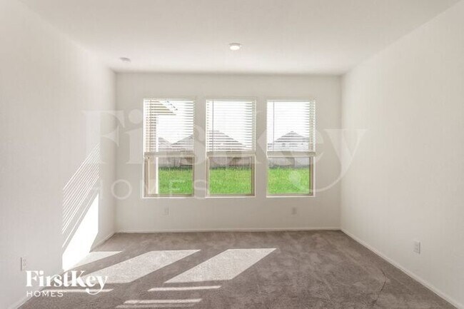 Foto del edificio - 7214 Hillside Ave