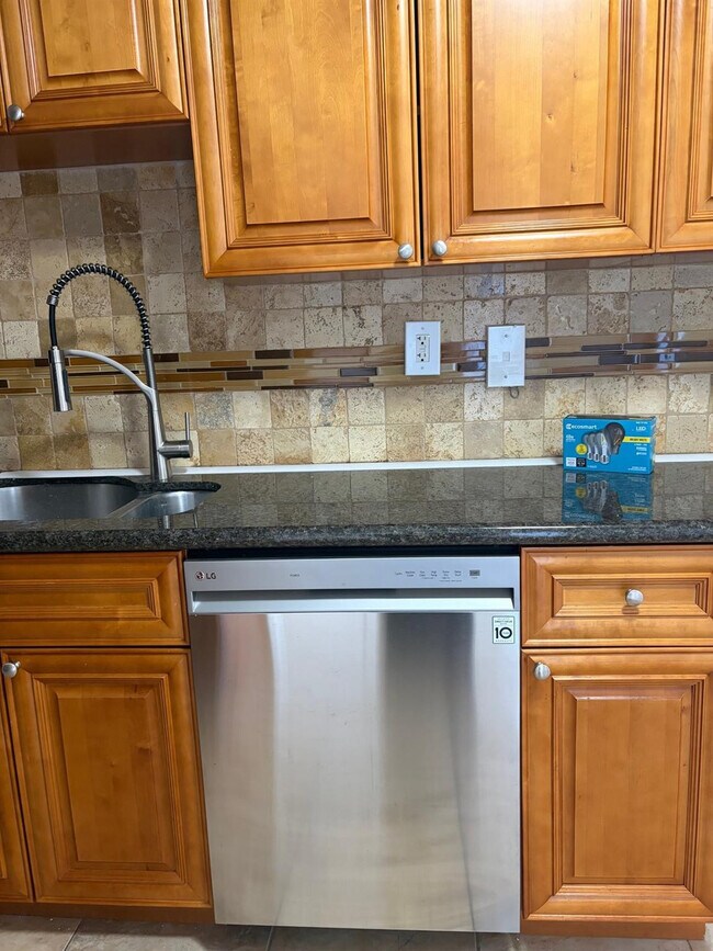 Foto del edificio - 3590 Blue Lake Dr