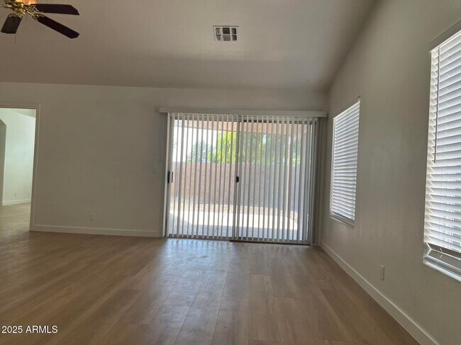 Building Photo - 262 S Springs Dr