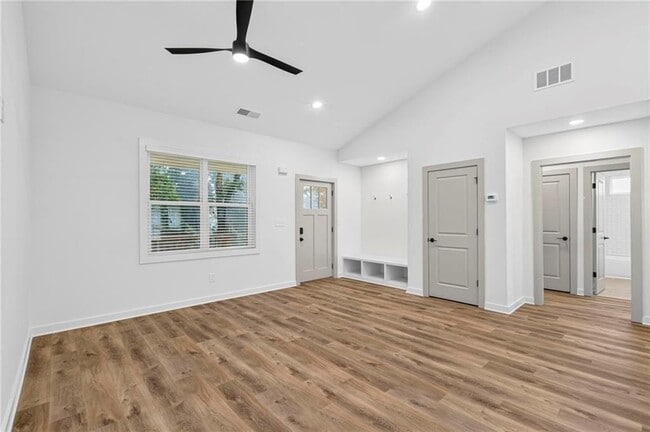 Foto del edificio - 122 Hilltop Dr SW