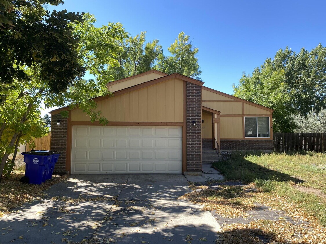 Primary Photo - "Charming 3-Bed Oasis with 2 Full Baths in the Heart of Aurora!"