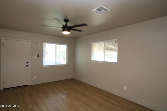 Building Photo - 2309 N Dayton St