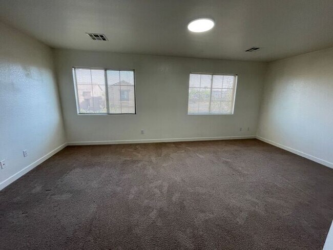 Foto del edificio - This proeprty has been shown before and will be leased to the first qualified applicant. To sched...