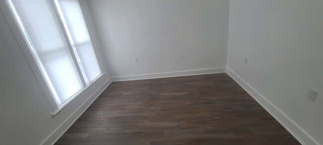 Foto del edificio - 143 W 1st St