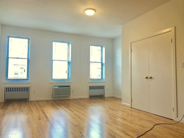 Foto del edificio - 102B Nassau Ave