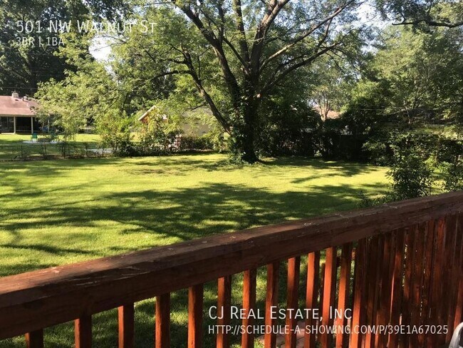 Foto del edificio - 501 NW Walnut Ct