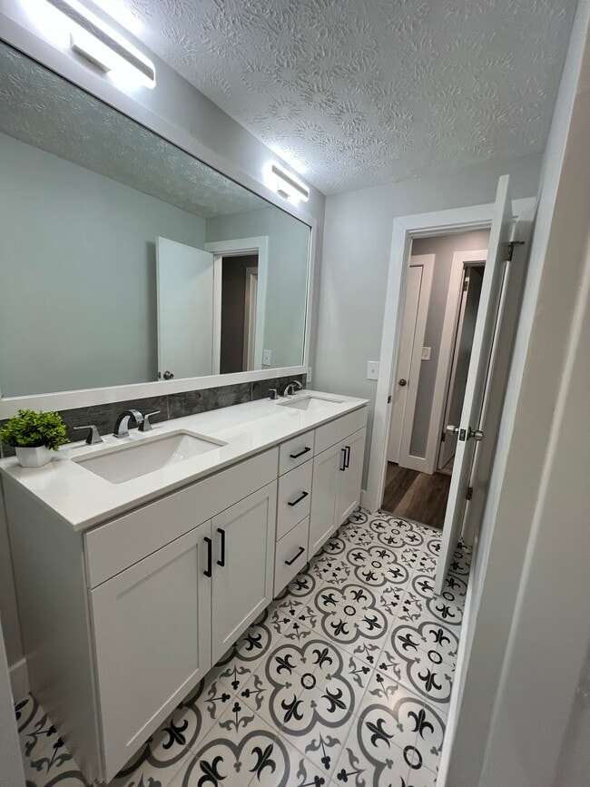 Bathroom - wide angle - 3295 Trumbull Ave