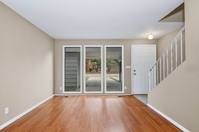 Foto del edificio - 2bed, 1.5 bath Duplex with Covered Carport & Fenced Yard!