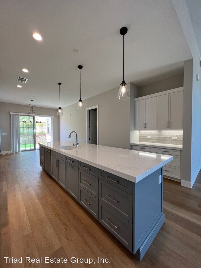 Building Photo - 4 br, 3.5 bath House - 4080 Hillside Drive
