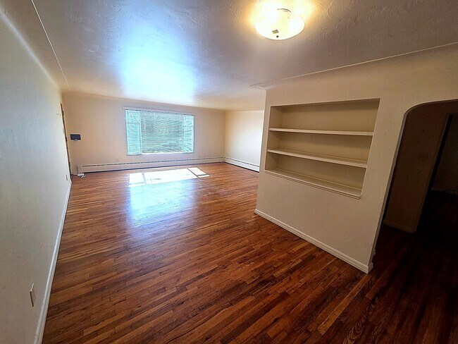 Foto del edificio - Spacious 2 Bedroom with Large Living Room and Separate Dining Area – Over 1,100 Sq Ft