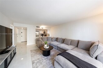 Building Photo - 540 Brickell Key Dr
