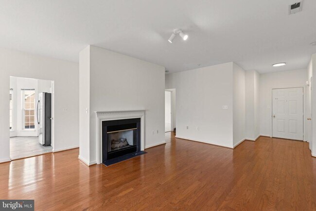 Foto del edificio - 4131 Fountainside Ln