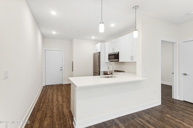 Building Photo - 521 Lake Ave