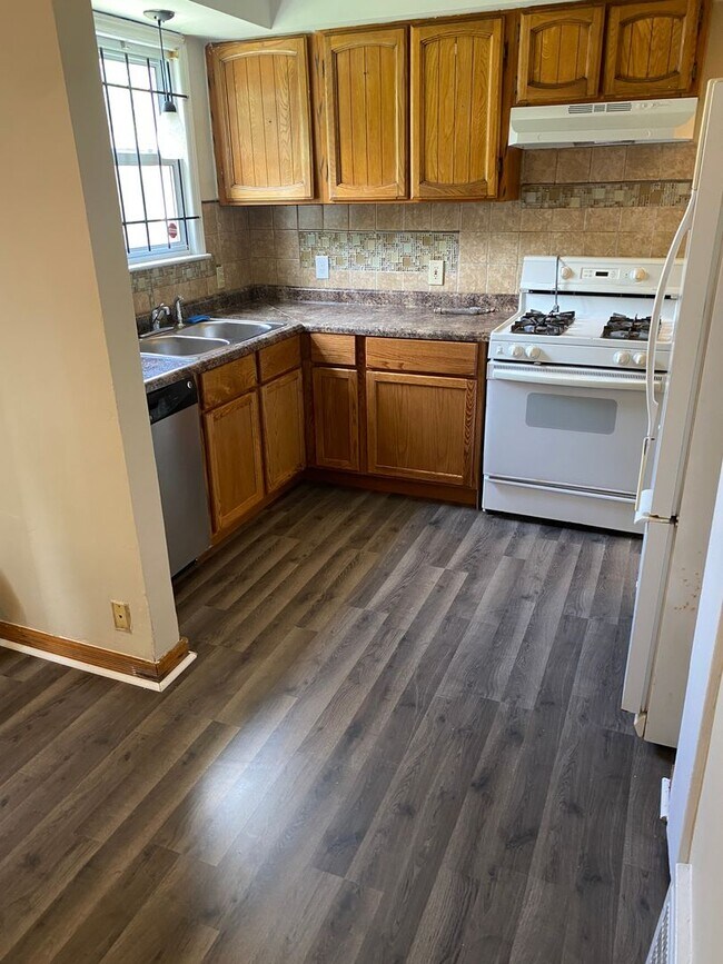 Building Photo - Attention all tenants!! This 2 bedroom, 1 ...