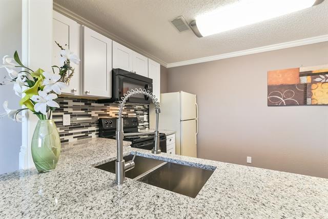 Foto del edificio - 2200 E Trinity Mls Rd