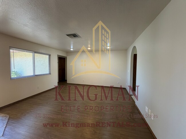 Foto del edificio - 3 Bedroom / 2 Bath Home with Courtyard Entry, Fireplace & Spacious Backyard
